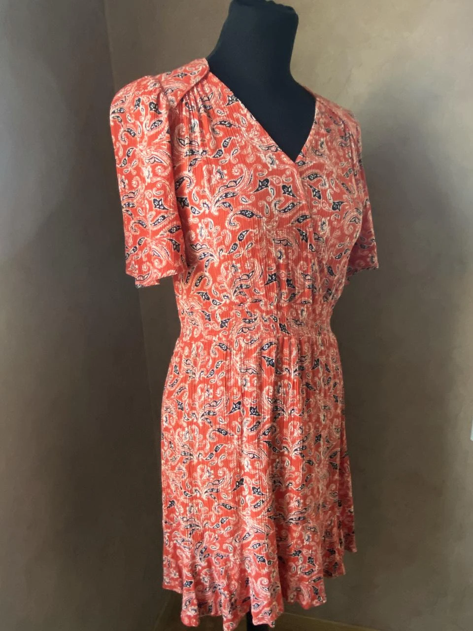 Vestido AN'GE T36 rojo con estampado de cachemira – fluido, viscosa, escote envolvente – photo 4